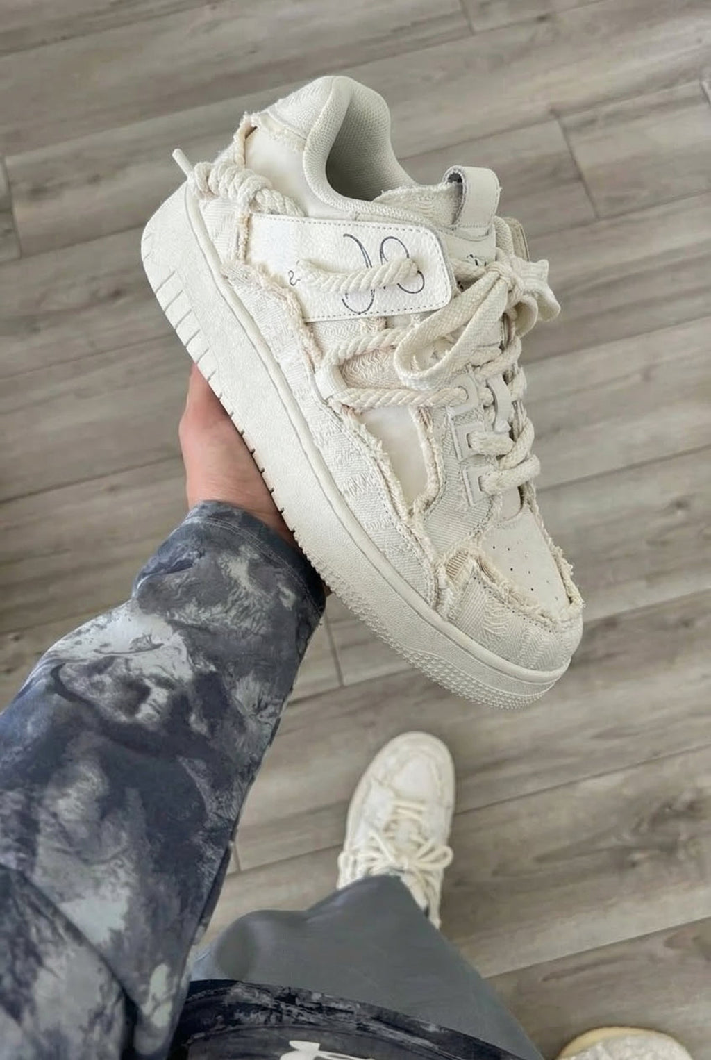 Sneakers „Zerstörungsserie“