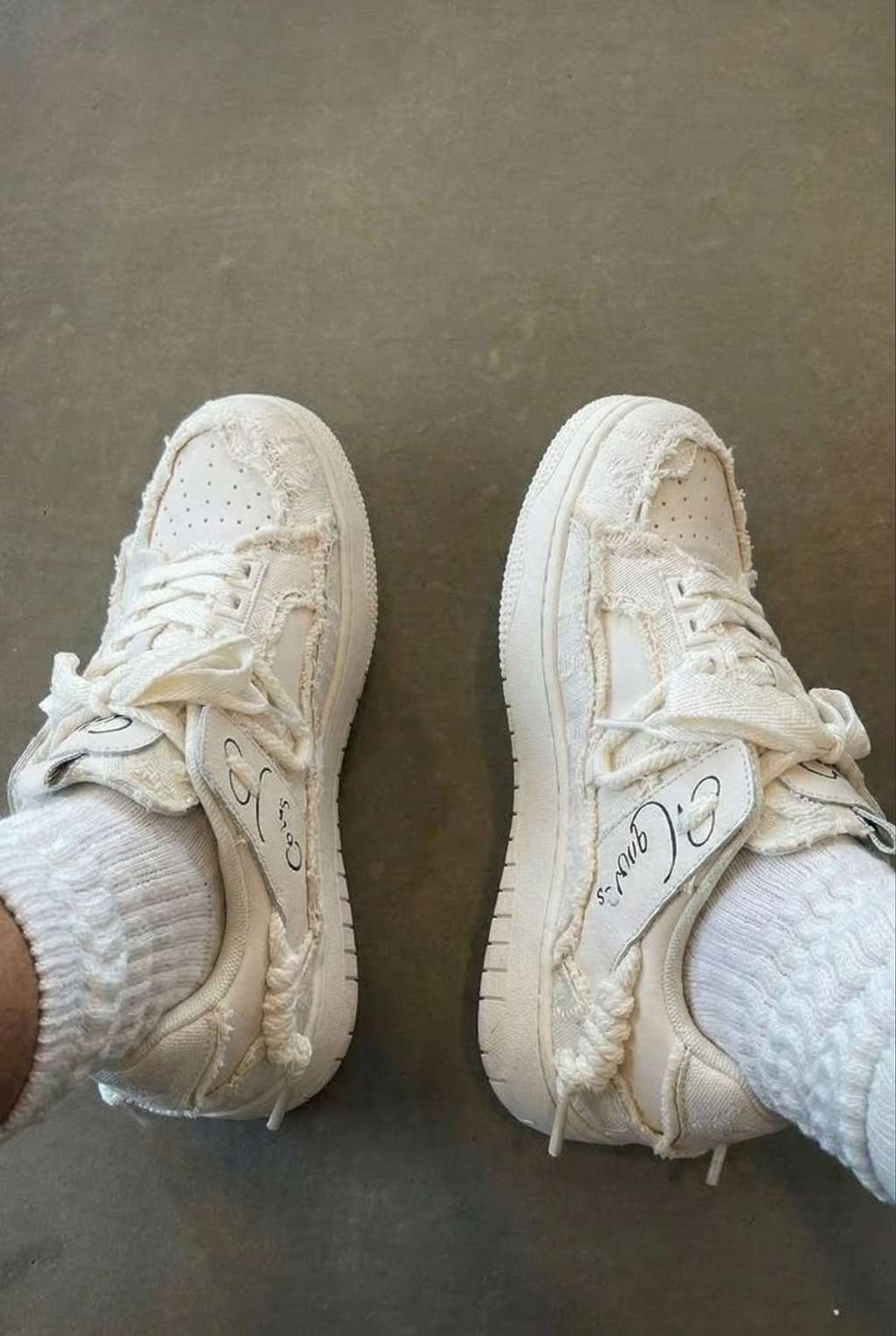 Sneakers „Zerstörungsserie“